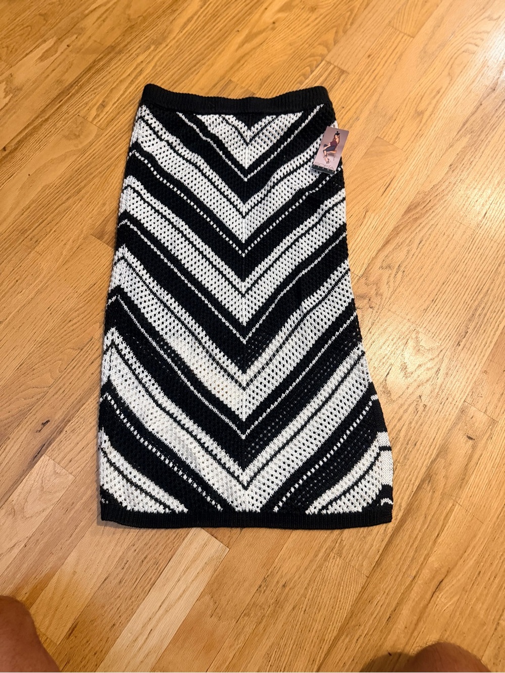 Ladies Size XS "sofia by sofia vergara" Black & White Chevron Midi Skirt GUC